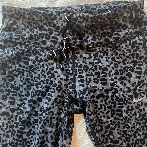 Nike capri leggings, size small - Picture 3 of 5